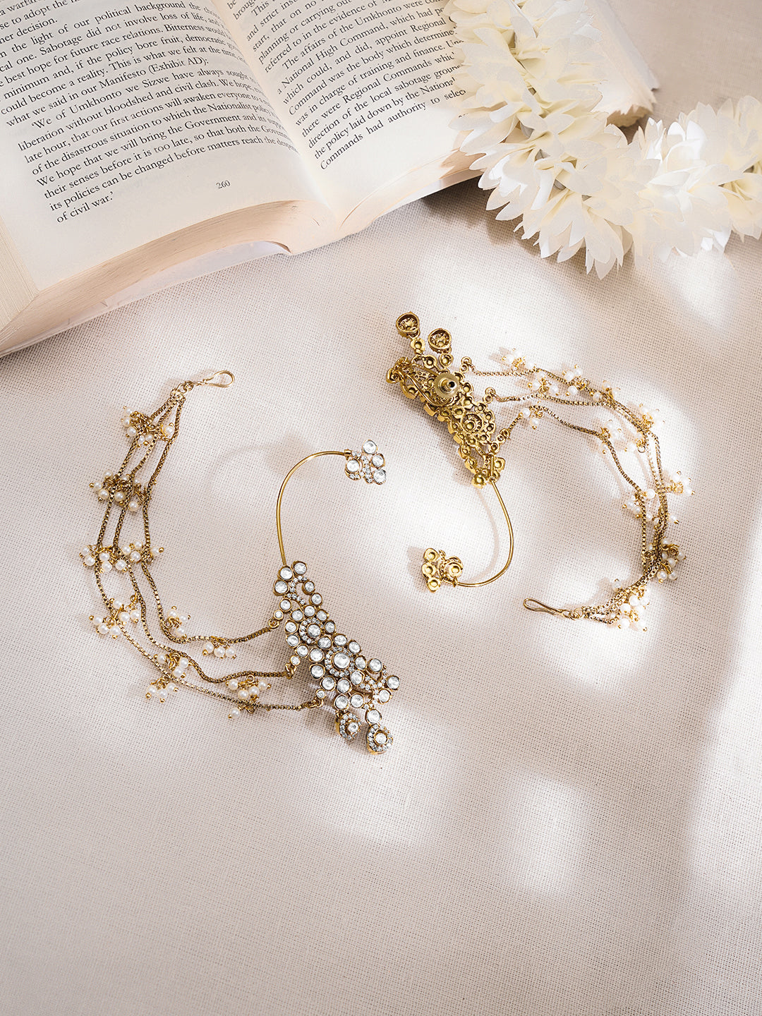 【Rubans】 Gold-Plated White Kundan Pearl Kaan Chain Earrings｜ゴールドメッキ ホワイトクンダン パール カーンチェーン イヤリング