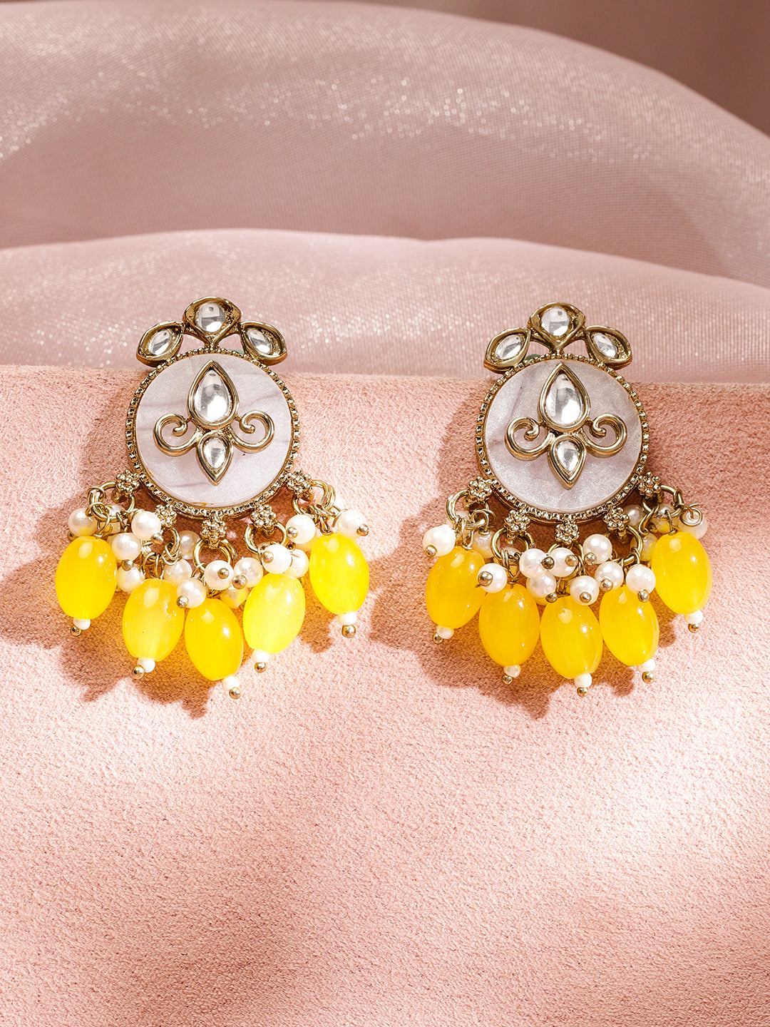 Yellow & White Radiance Danglers フリーサイズ