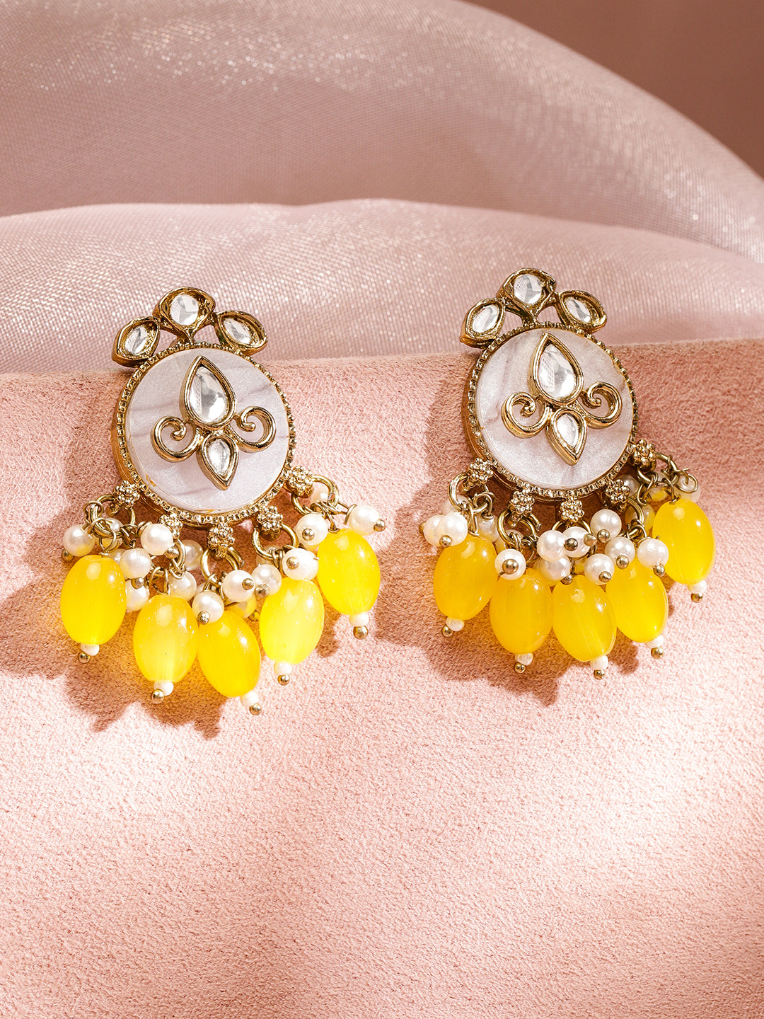 Yellow & White Radiance Danglers フリーサイズ