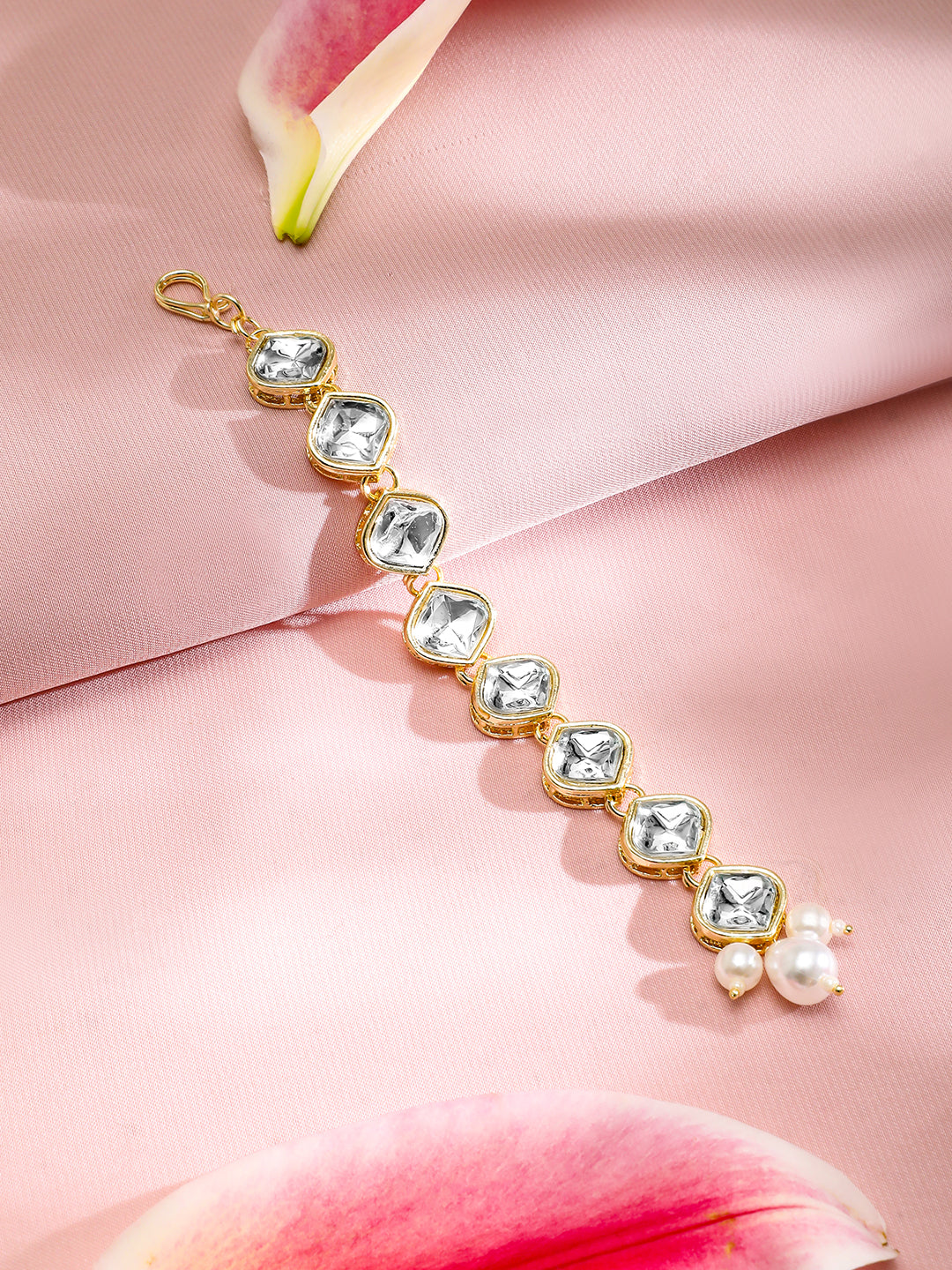 【Rubans】 18K Gold-Plated White Kundan-Studded Maangtika with White Pearls｜18K ゴールドメッキ ホワイトクンダン パール マーンティッカ（額飾り）