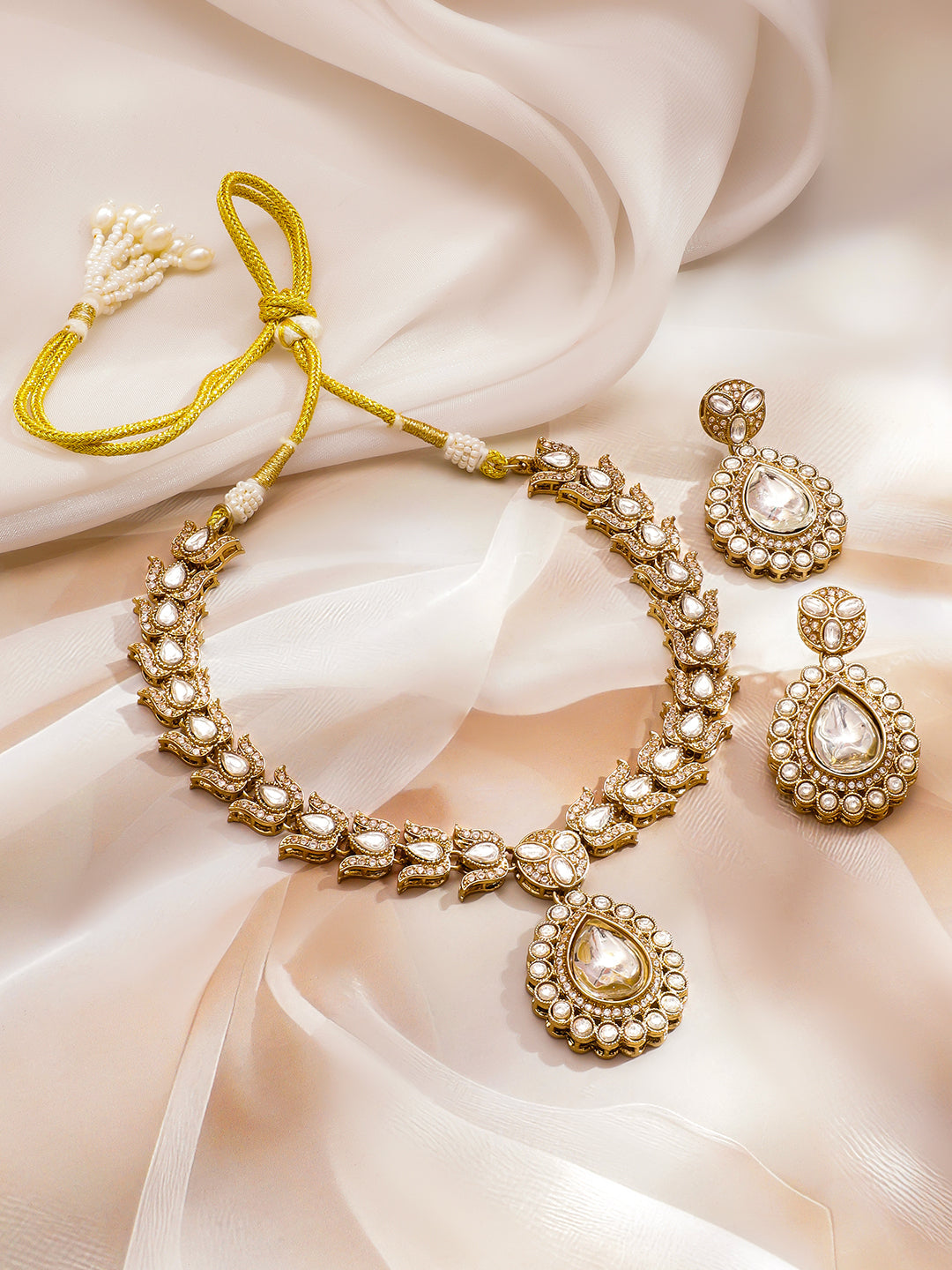 Whispering Lotus with Kundan Necklace Set フリーサイズ