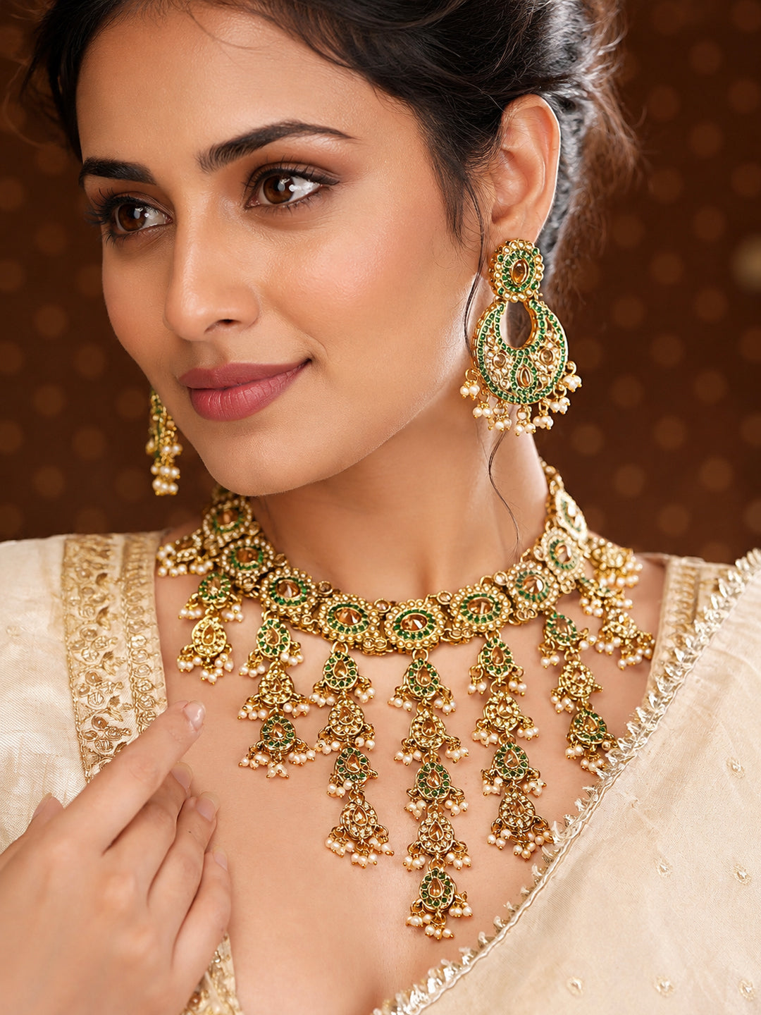 【Rubans】 Gold Plated Kundan Pearl Beaded Emerald Necklace Set With Maang Tikka｜ゴールドメッキ クンダン パールビーズ エメラルドカラー ネックレスセット（マンティッカ付き）