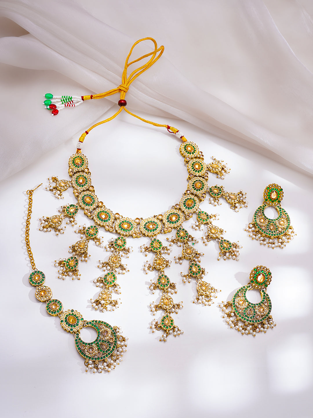 【Rubans】 Gold Plated Kundan Pearl Beaded Emerald Necklace Set With Maang Tikka｜ゴールドメッキ クンダン パールビーズ エメラルドカラー ネックレスセット（マンティッカ付き）