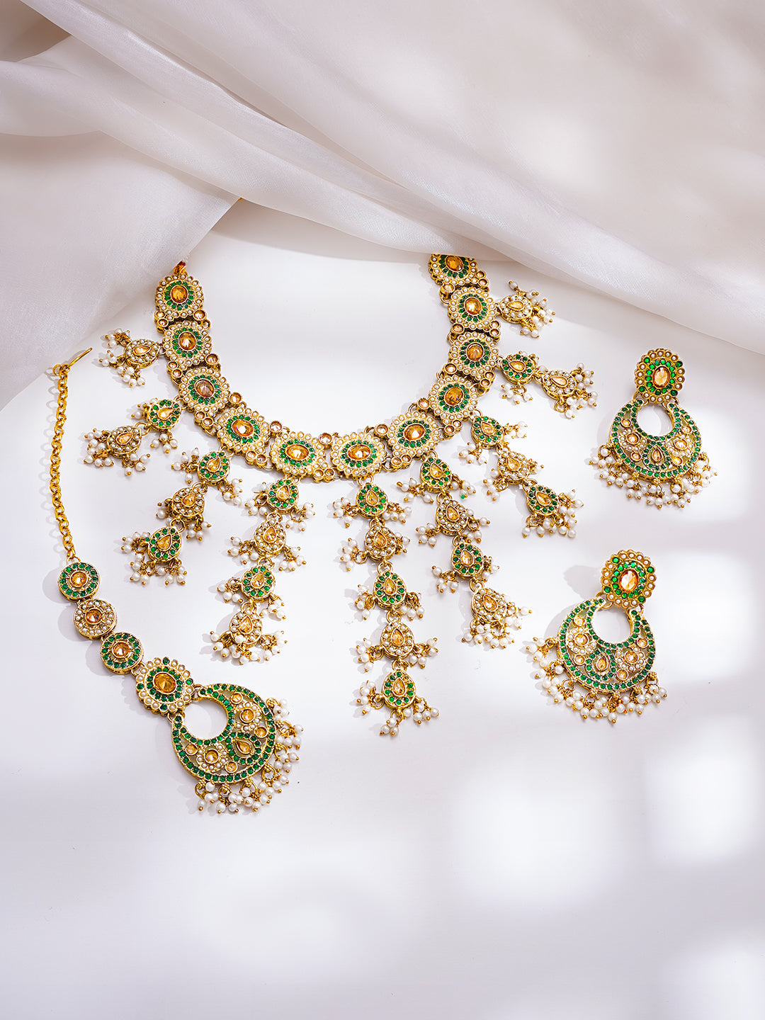 【Rubans】 Gold Plated Kundan Pearl Beaded Emerald Necklace Set With Maang Tikka｜ゴールドメッキ クンダン パールビーズ エメラルドカラー ネックレスセット（マンティッカ付き）