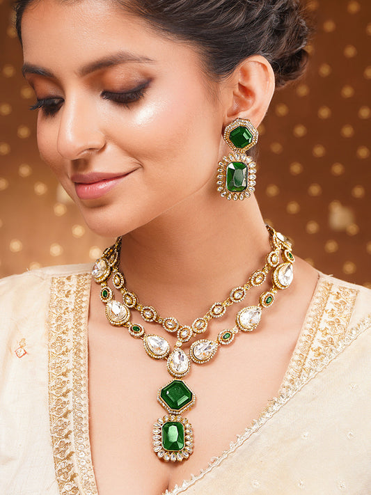 【Rubans】 Gold Plated Dual Layered Emerald Necklace Set With Maang Tikka｜ゴールドメッキ 2連 エメラルドカラー ネックレスセット（マーンティッカ付き）