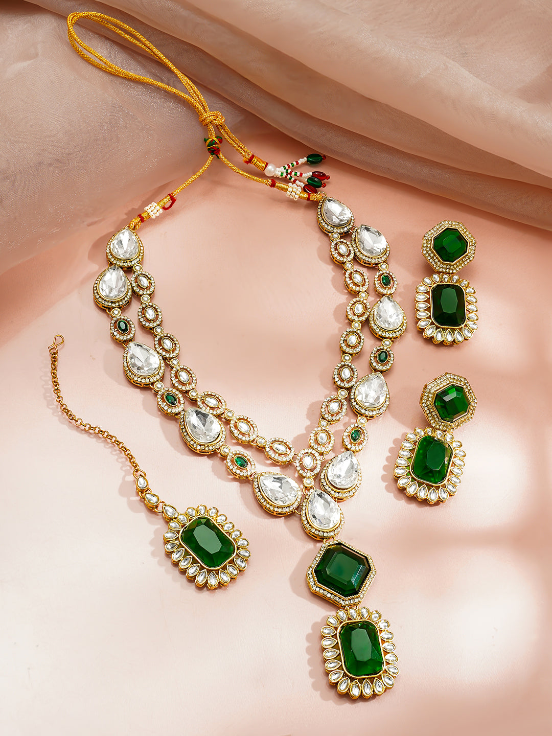 【Rubans】 Gold Plated Dual Layered Emerald Necklace Set With Maang Tikka｜ゴールドメッキ 2連 エメラルドカラー ネックレスセット（マーンティッカ付き）