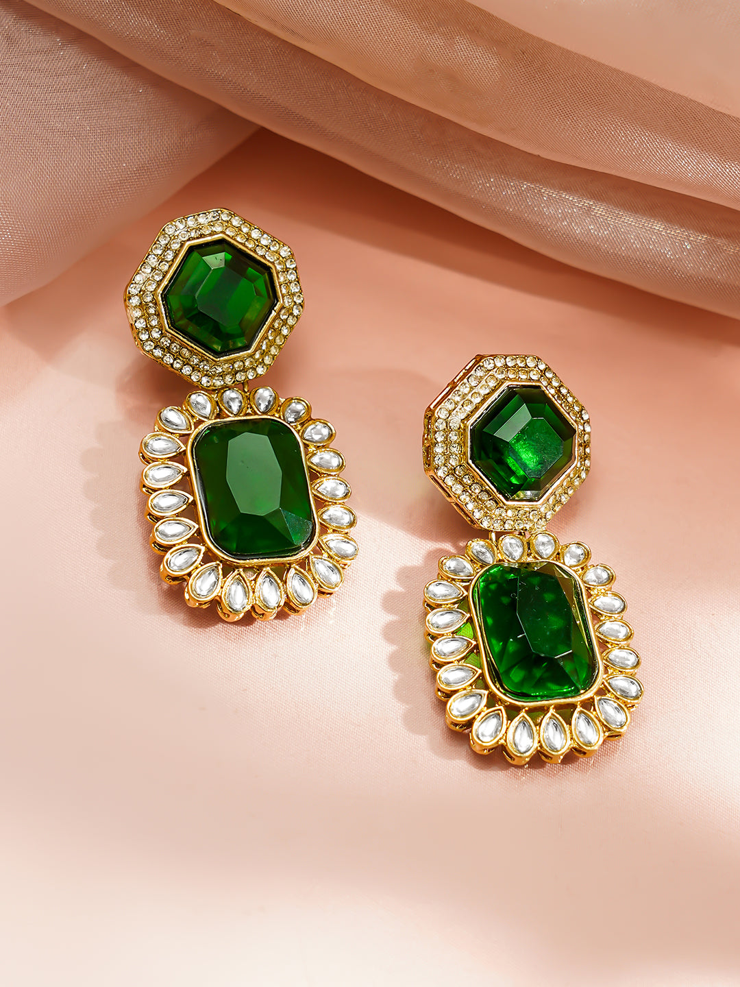 【Rubans】 Gold Plated Dual Layered Emerald Necklace Set With Maang Tikka｜ゴールドメッキ 2連 エメラルドカラー ネックレスセット（マーンティッカ付き）