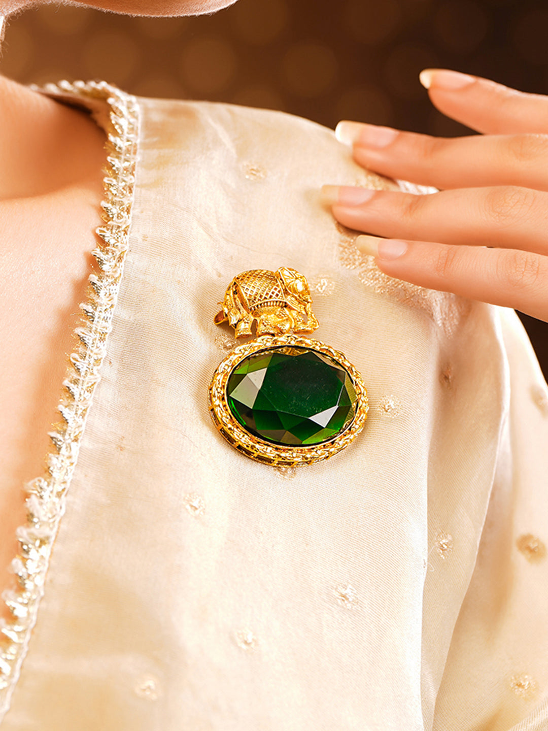 【Rubans】 Antique Gold Plated Emerald Crystal Elephant Motif Statement Brooch｜アンティークゴールドメッキ エメラルドクリスタル 象モチーフ ブローチ