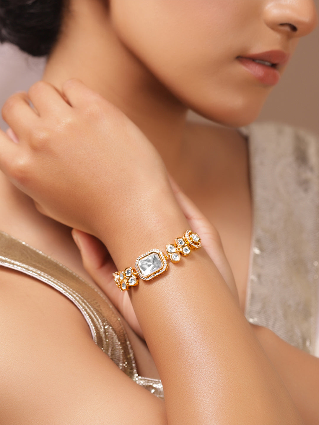 White Crystal Studded Gold Toned Bracelet フリーサイズ