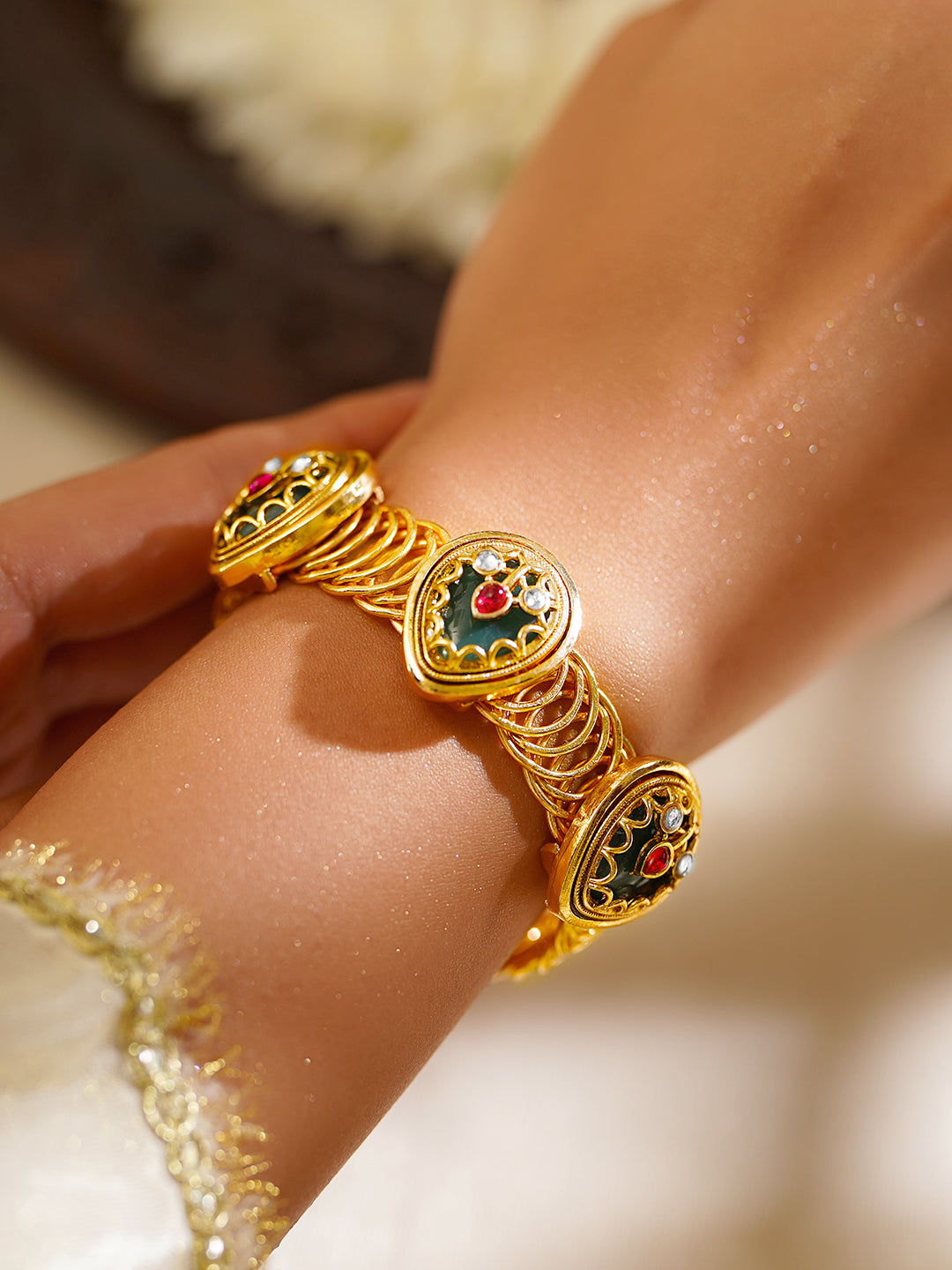 【Rubans】 Gold Plated Emerald Studded Bracelet｜ゴールドメッキ エメラルドグリーン ストーン ブレスレット