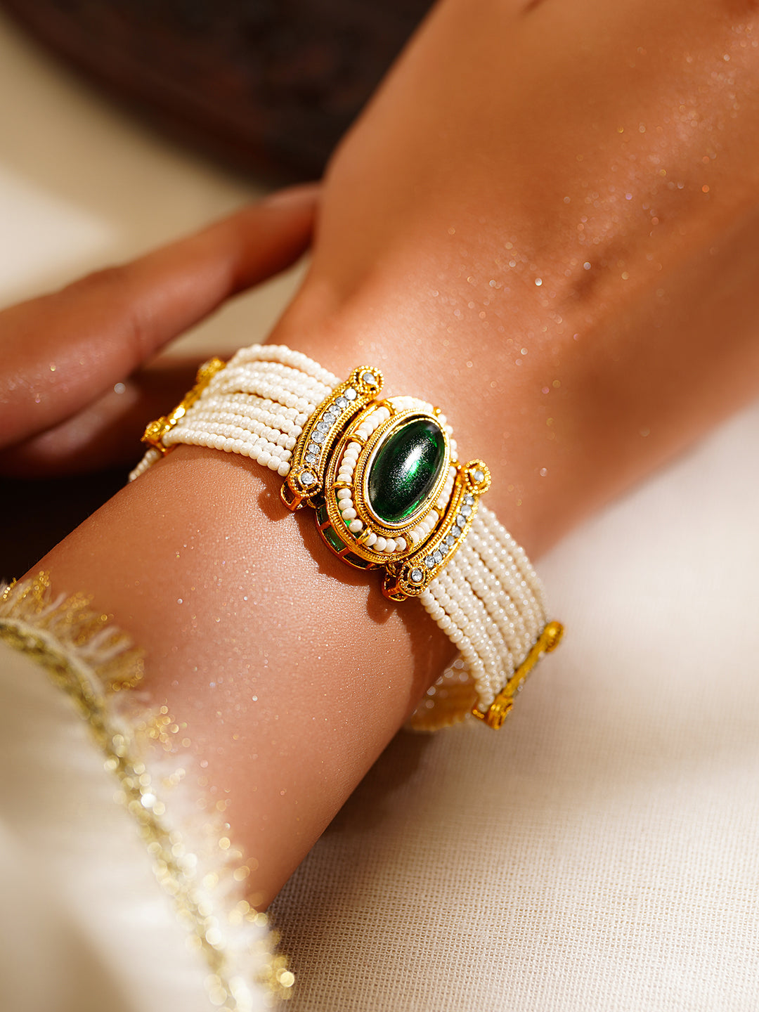 【Rubans】 Gold Plated Pearl Beaded Multi Strand Kundan Emerald Centered Bracelet｜ゴールドメッキ パールビーズ マルチストランド クンダン エメラルドセンター ブレスレット