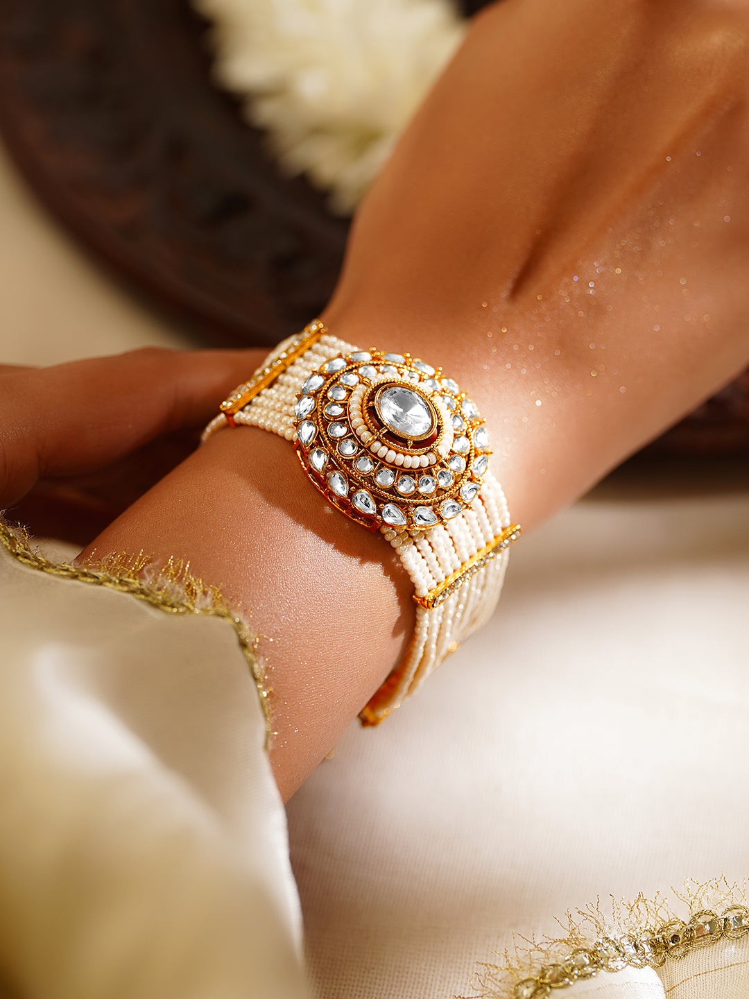 【Rubans】 Gold Plated Pearl Beaded Multi Strand Kundan Bracelet (Width 3.2 cm)｜ゴールドメッキ パールビーズ マルチストランド クンダン ブレスレット（幅 3.2 cm）