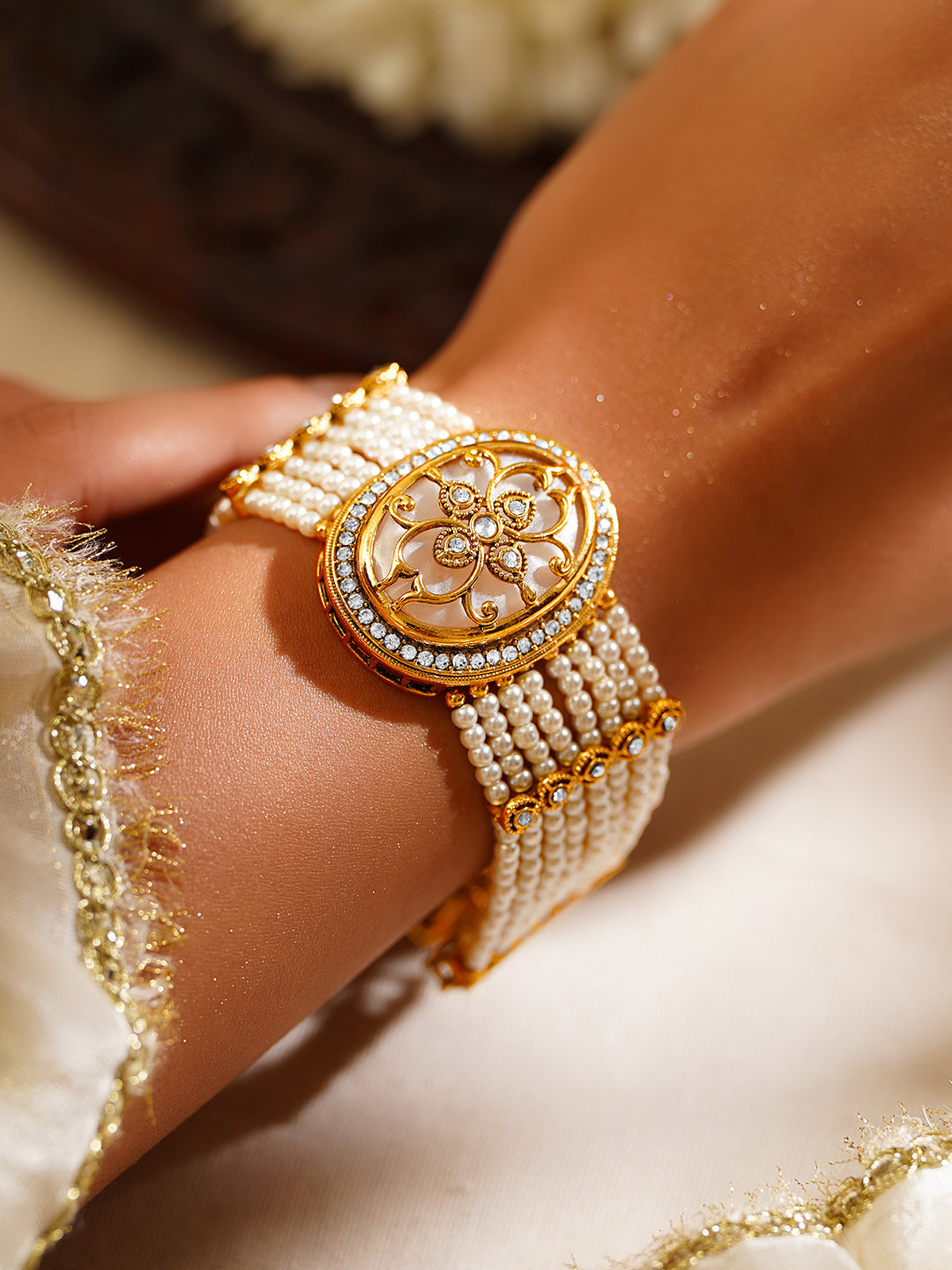 【Rubans】 Gold Plated Pearl Beaded Multi Strand Kundan Bracelet (Width 3.6 cm)｜ゴールドメッキ パールビーズ マルチストランド クンダン ブレスレット（幅 3.6 cm）
