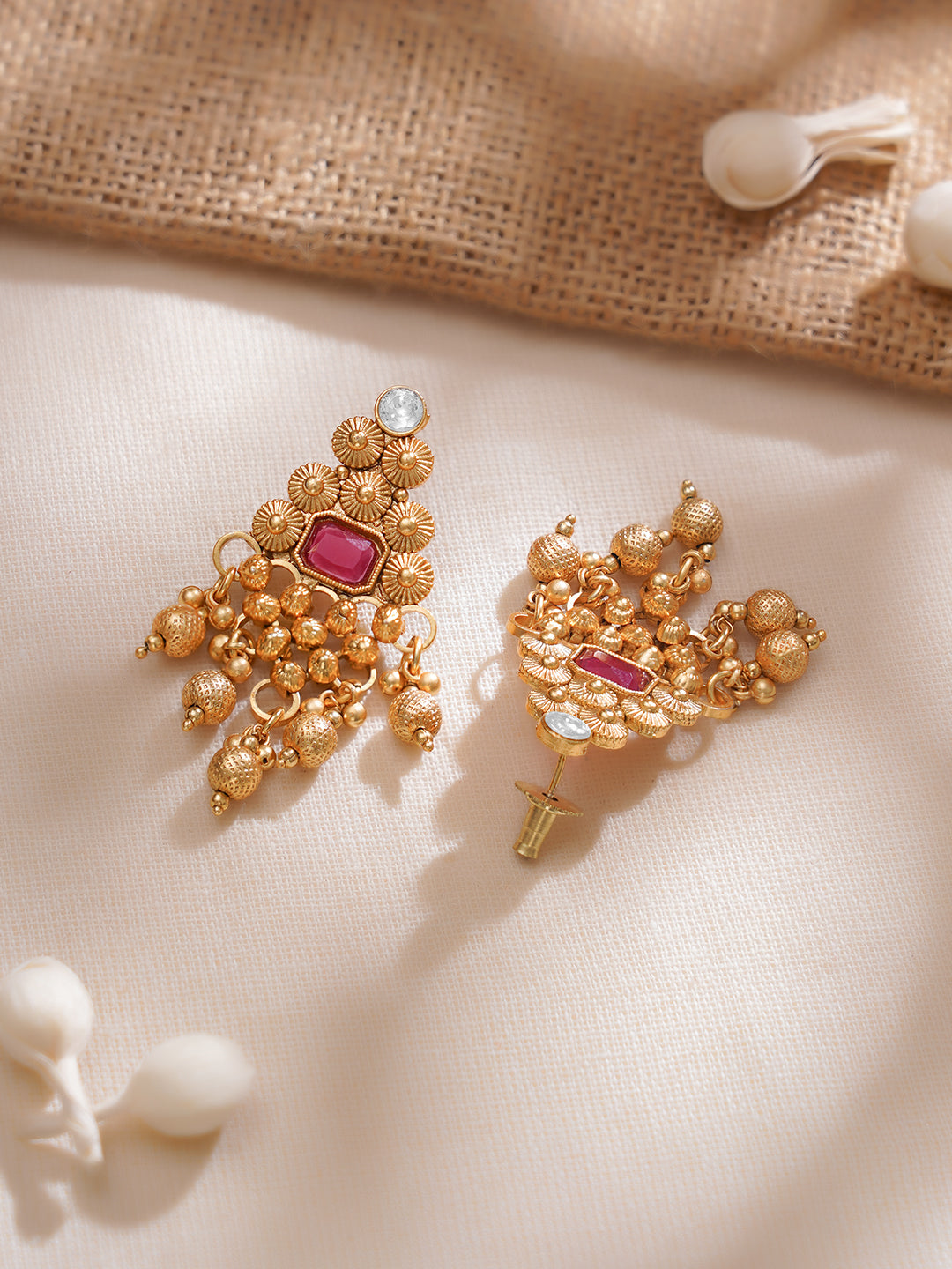 【Rubans】 22K Gold Plated Ruby Red & White Kundan Studded Choker Jewellery Set with Golden Beads｜22Kゴールドプレーテッド ルビーレッド＆ホワイト クンダン スタッズ チョーカー ジュエリーセット ゴールドビーズ｜フリーサイズ