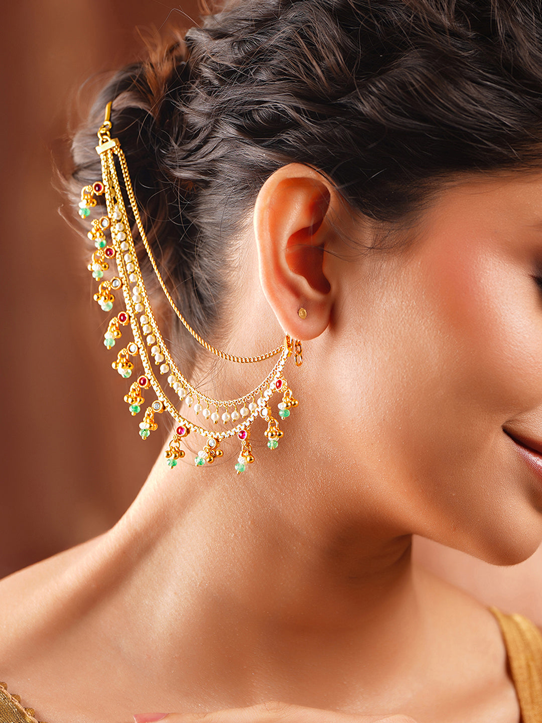 【Rubans】 Gold Plated Green Beaded Layered Kundan Kaan Chain Earrings｜ゴールドメッキ グリーンビーズ レイヤード クンダン カーンチェーン イヤリング（幅 7.5 cm）