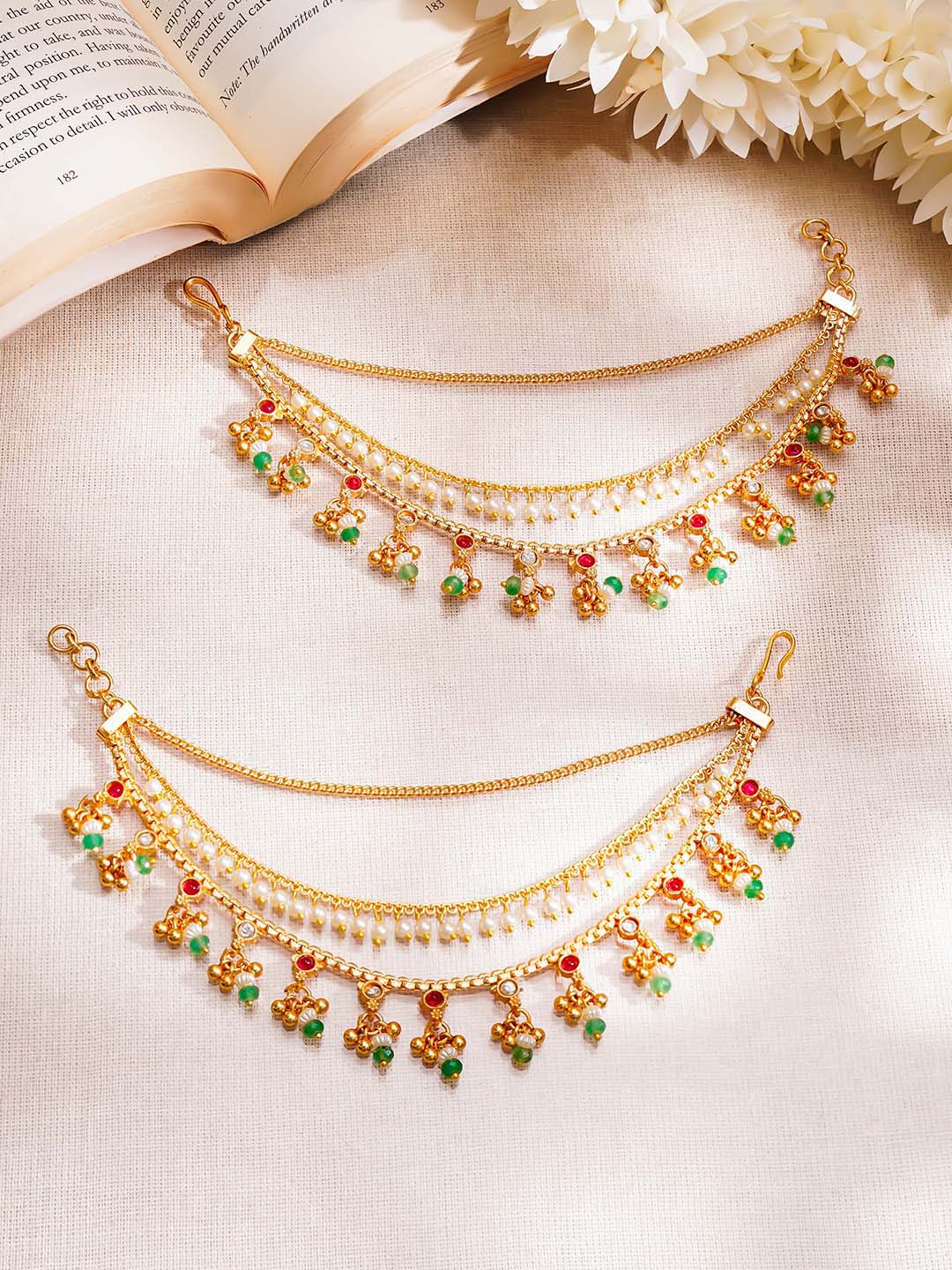 【Rubans】 Gold Plated Green Beaded Layered Kundan Kaan Chain Earrings｜ゴールドメッキ グリーンビーズ レイヤード クンダン カーンチェーン イヤリング（幅 7.5 cm）
