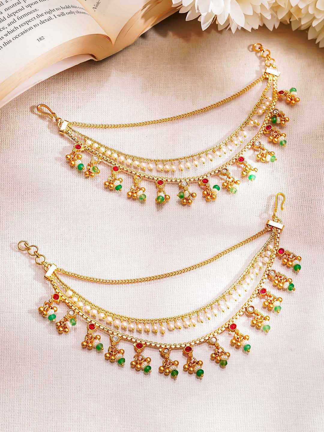 【Rubans】 Gold Plated Green Beaded Layered Kundan Kaan Chain Earrings｜ゴールドメッキ グリーンビーズ レイヤード クンダン カーンチェーン イヤリング（幅 7.5 cm）