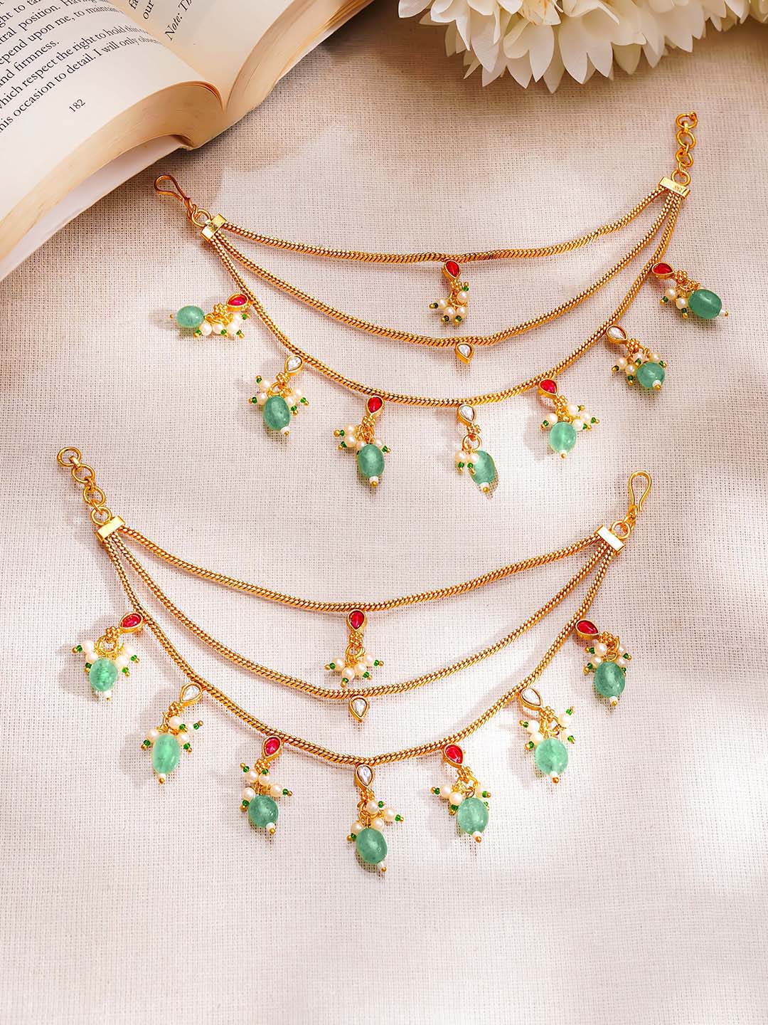 【Rubans】 Gold Plated Green Beaded Layered Kundan Kaan Chain Earrings｜ゴールドメッキ グリーンビーズ レイヤード クンダン カーンチェーン イヤリング（幅 8 cm）