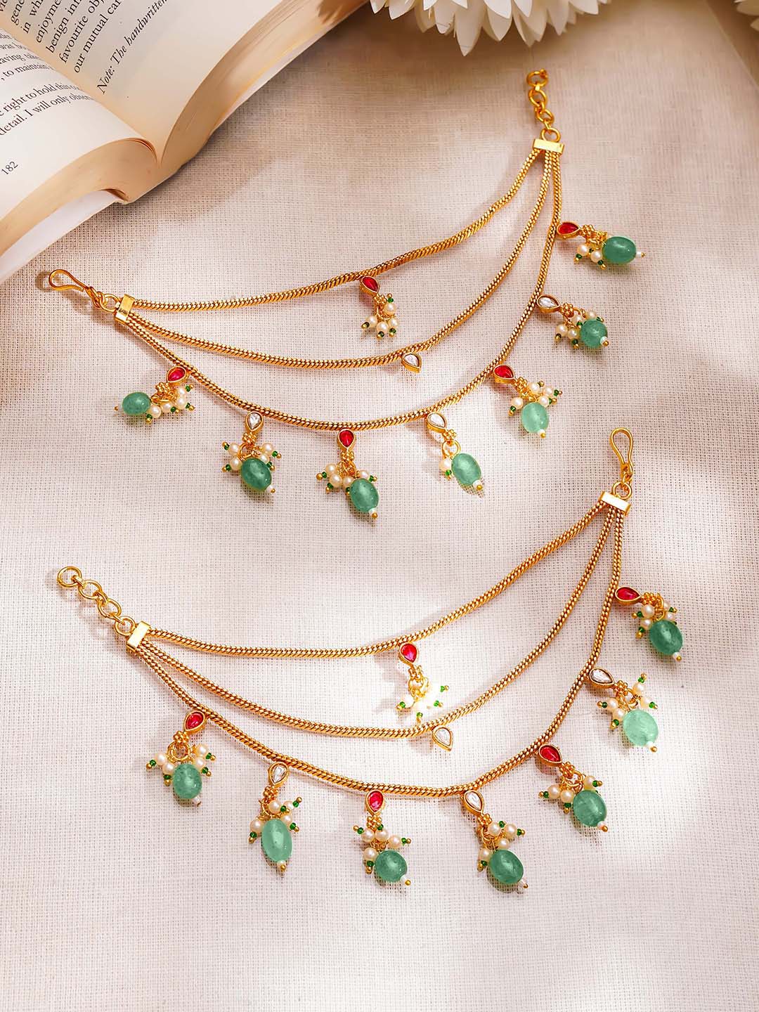 【Rubans】 Gold Plated Green Beaded Layered Kundan Kaan Chain Earrings｜ゴールドメッキ グリーンビーズ レイヤード クンダン カーンチェーン イヤリング（幅 8 cm）
