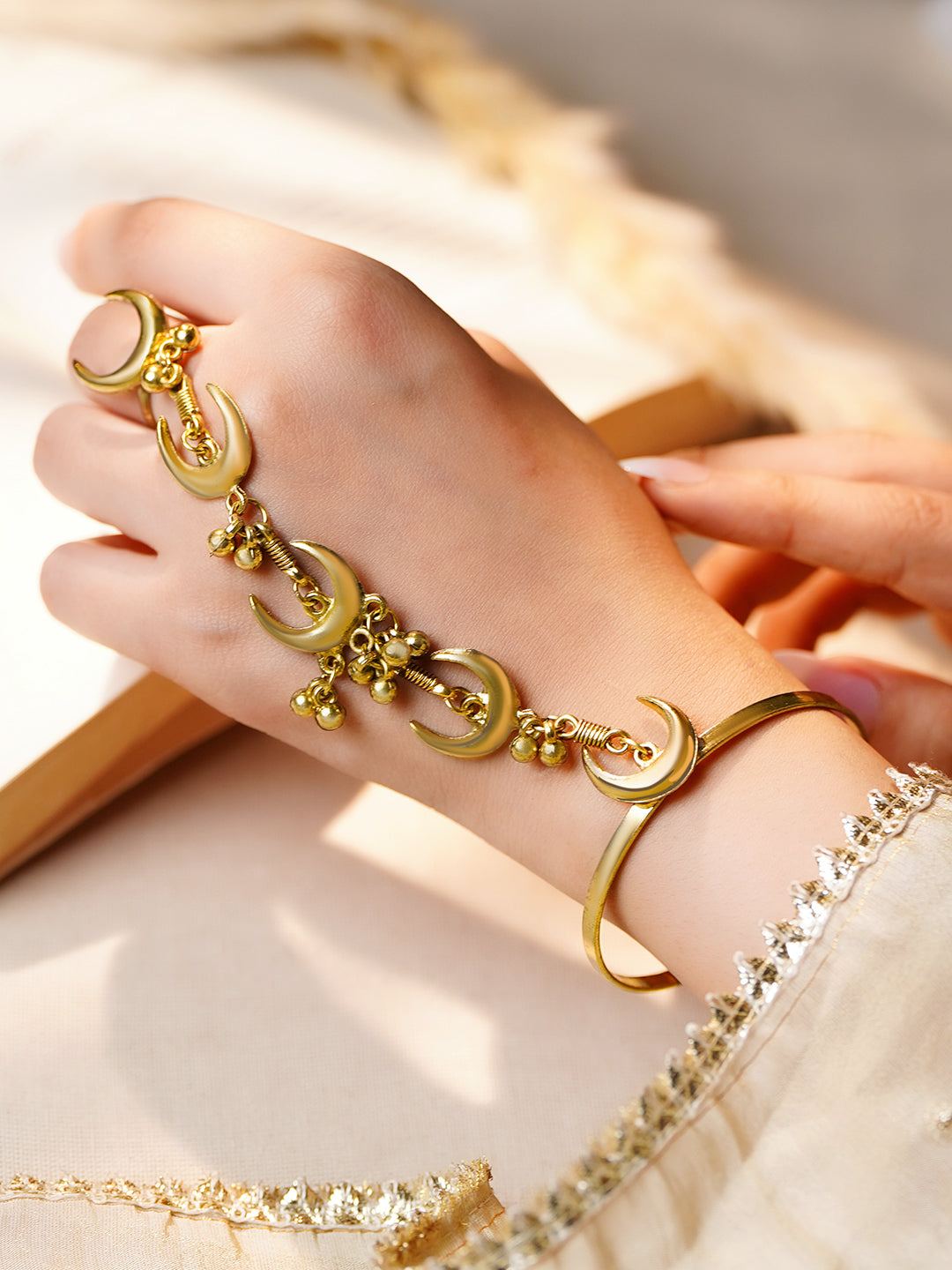 Gold Crescent Moon Haathphool Bracelet フリーサイズ