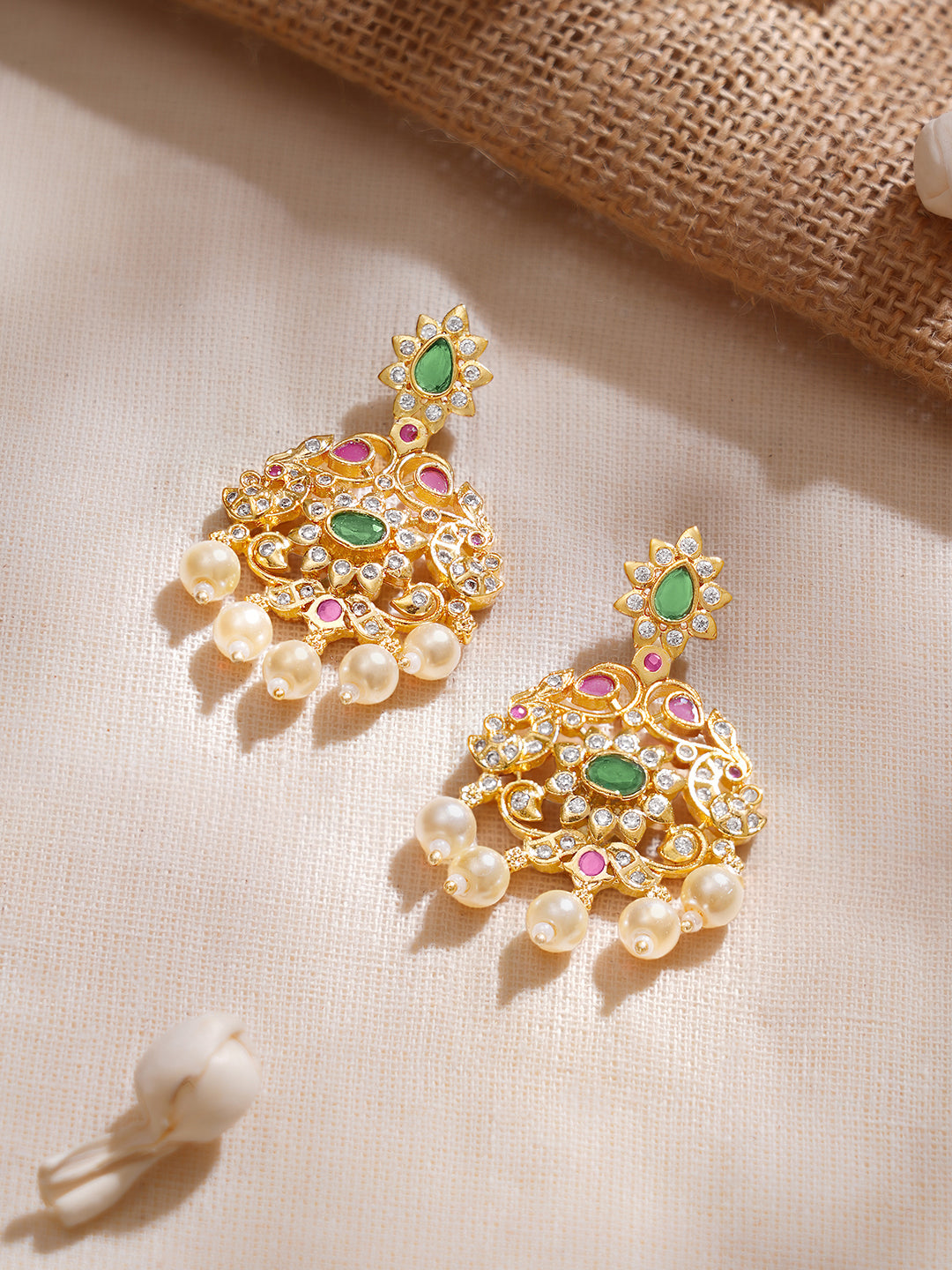 【Rubans】 Women Gold-Plated Emerald Green & Cubic Zirconia Stone Studded Temple Jewellery Set｜ゴールドプレーテッド エメラルドグリーン＆キュービックジルコニア テンプル ジュエリーセット｜Gold