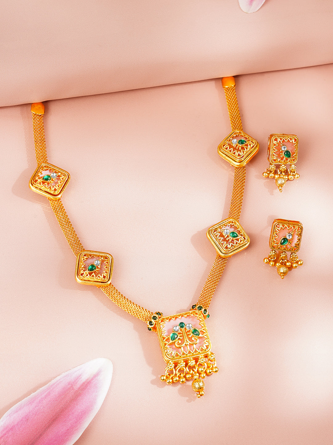 【Rubans】 Gold Plated Cubic Motif Pink Studded Necklace Set｜ゴールドメッキ キューブモチーフ ピンクストーン ネックレスセット（マーンティッカ付き）