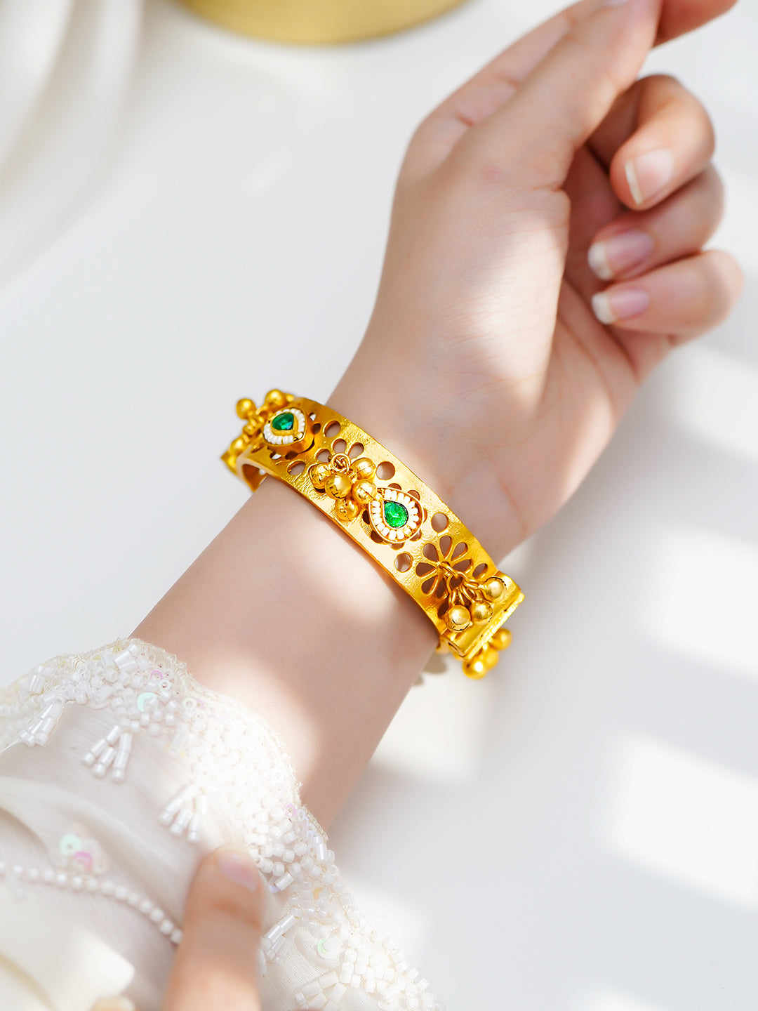 【Rubans】 Gold Plated Ghungroo Bracelet with Emerald & Pearl Detailing｜ゴールドメッキ グングルー ブレスレット エメラルド＆パール