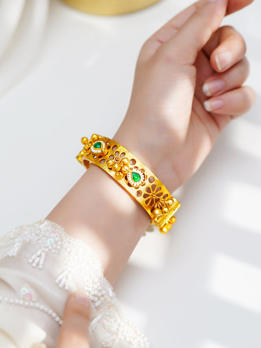 【Rubans】 Gold Plated Ghungroo Bracelet with Emerald & Pearl Detailing｜ゴールドメッキ グングルー ブレスレット エメラルド＆パール