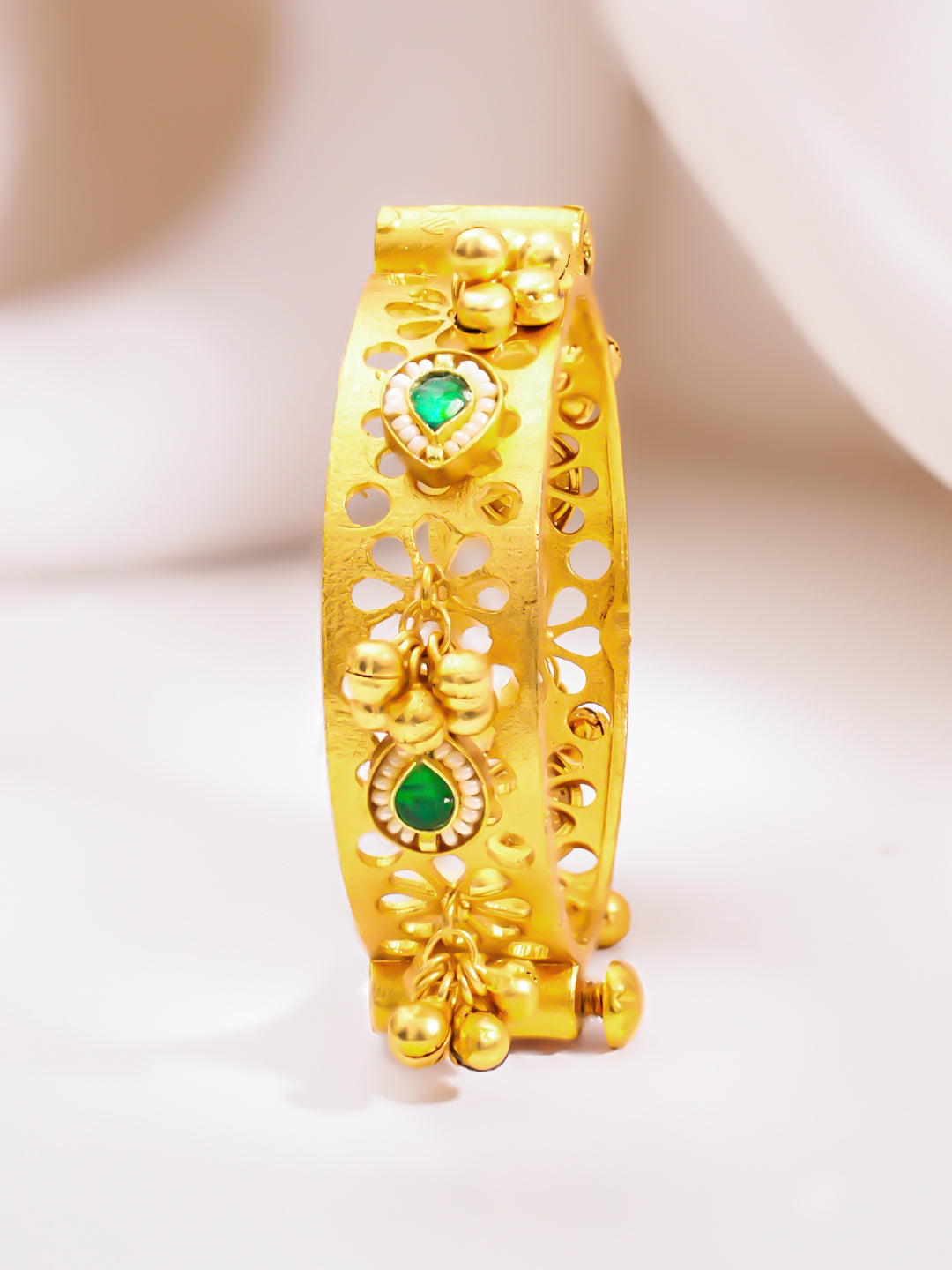 【Rubans】 Gold Plated Ghungroo Bracelet with Emerald & Pearl Detailing｜ゴールドメッキ グングルー ブレスレット エメラルド＆パール