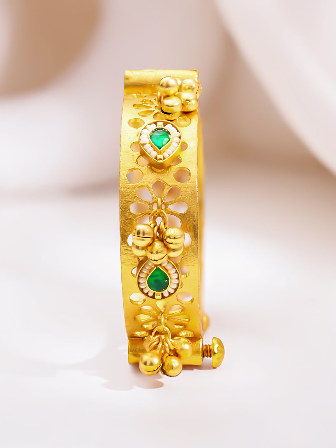 【Rubans】 Gold Plated Ghungroo Bracelet with Emerald & Pearl Detailing｜ゴールドメッキ グングルー ブレスレット エメラルド＆パール