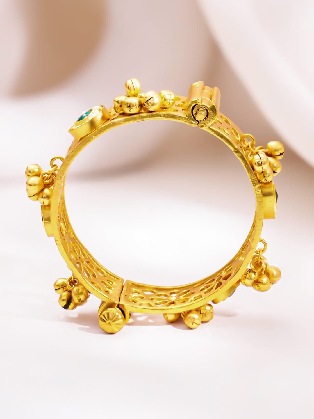 【Rubans】 Gold Plated Ghungroo Bracelet with Emerald & Pearl Detailing｜ゴールドメッキ グングルー ブレスレット エメラルド＆パール