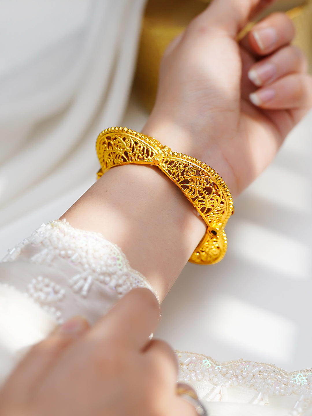 Golden Lacework Openable Bracelet Width - 2 cm