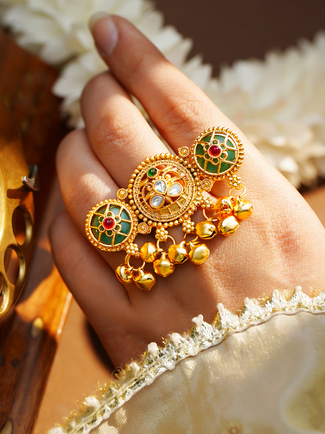 【Rubans】 Gold Plated Kundan Emerald Green Ring with Ghungroo Drops｜ゴールドメッキ クンダン エメラルドグリーン グングルー リング