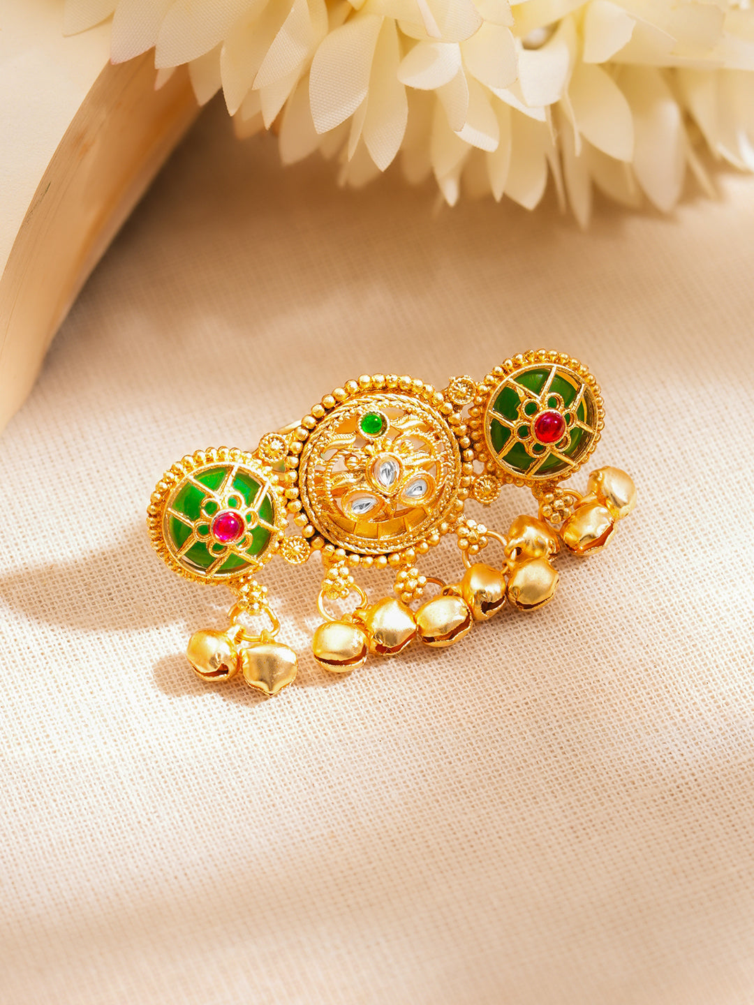 【Rubans】 Gold Plated Kundan Emerald Green Ring with Ghungroo Drops｜ゴールドメッキ クンダン エメラルドグリーン グングルー リング