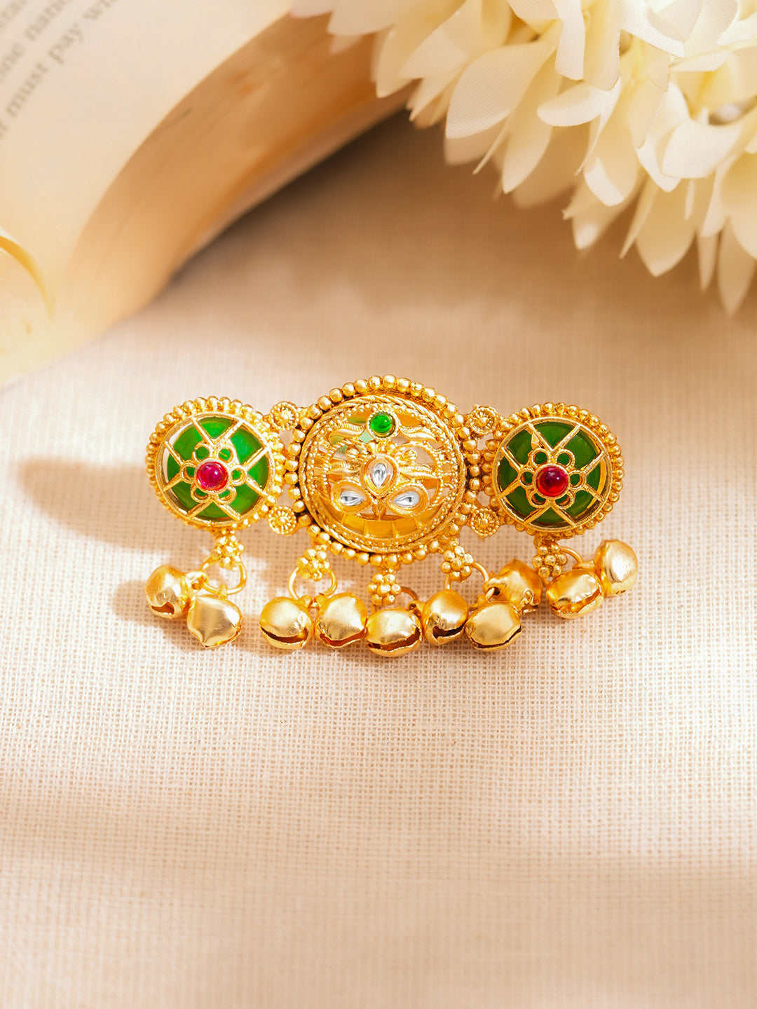 【Rubans】 Gold Plated Kundan Emerald Green Ring with Ghungroo Drops｜ゴールドメッキ クンダン エメラルドグリーン グングルー リング