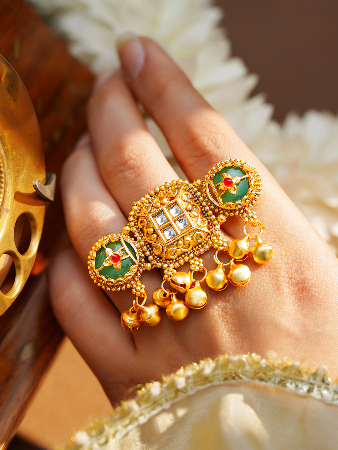 【Rubans】 Gold Plated Kundan Emerald Green Ring with Ghungroo Drops｜ゴールドメッキ クンダン エメラルドグリーン グングルー ドロップ リング
