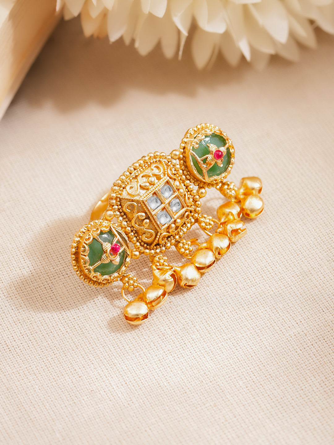 【Rubans】 Gold Plated Kundan Emerald Green Ring with Ghungroo Drops｜ゴールドメッキ クンダン エメラルドグリーン グングルー ドロップ リング