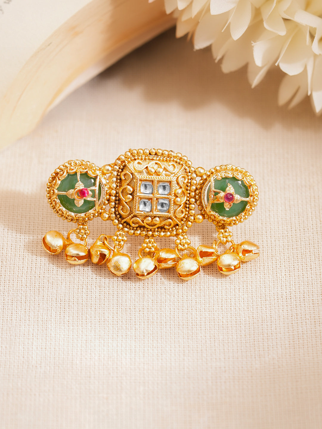 【Rubans】 Gold Plated Kundan Emerald Green Ring with Ghungroo Drops｜ゴールドメッキ クンダン エメラルドグリーン グングルー ドロップ リング