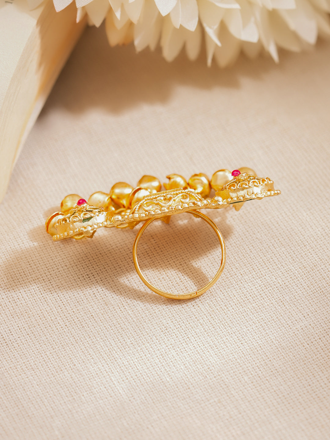 【Rubans】 Gold Plated Kundan Emerald Green Ring with Ghungroo Drops｜ゴールドメッキ クンダン エメラルドグリーン グングルー ドロップ リング