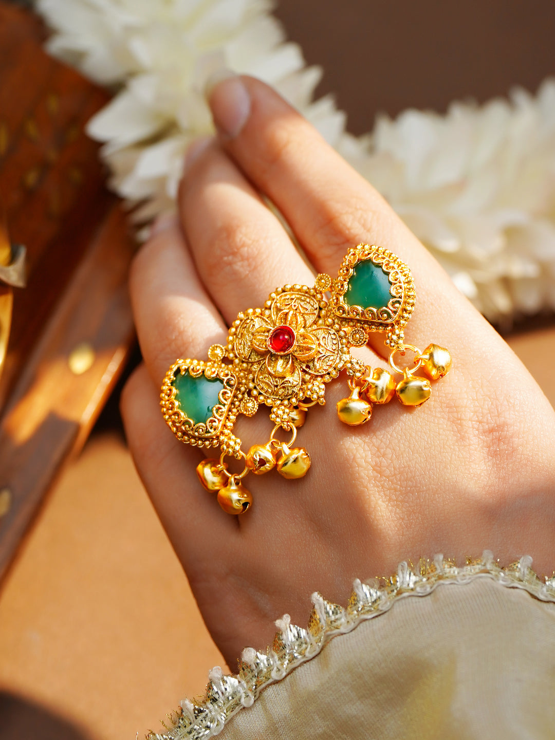 【Rubans】 Gold Plated Kundan Emerald Green Ring With Ghungroo Drops｜ゴールドメッキ クンダン エメラルドグリーン グングルー リング