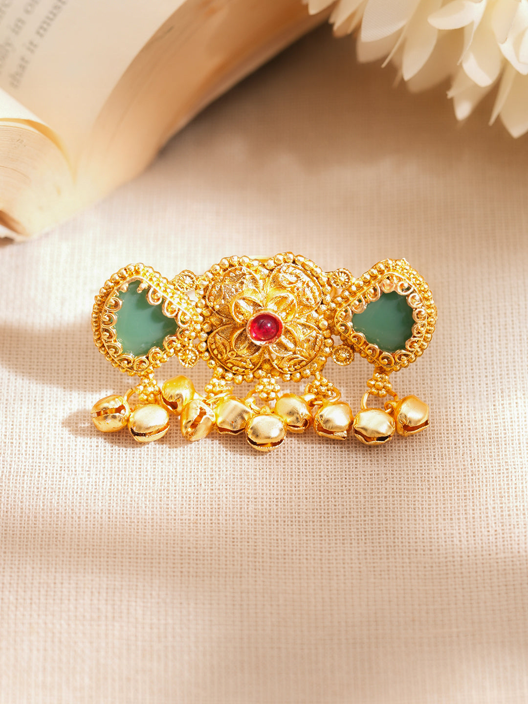 【Rubans】 Gold Plated Kundan Emerald Green Ring With Ghungroo Drops｜ゴールドメッキ クンダン エメラルドグリーン グングルー リング