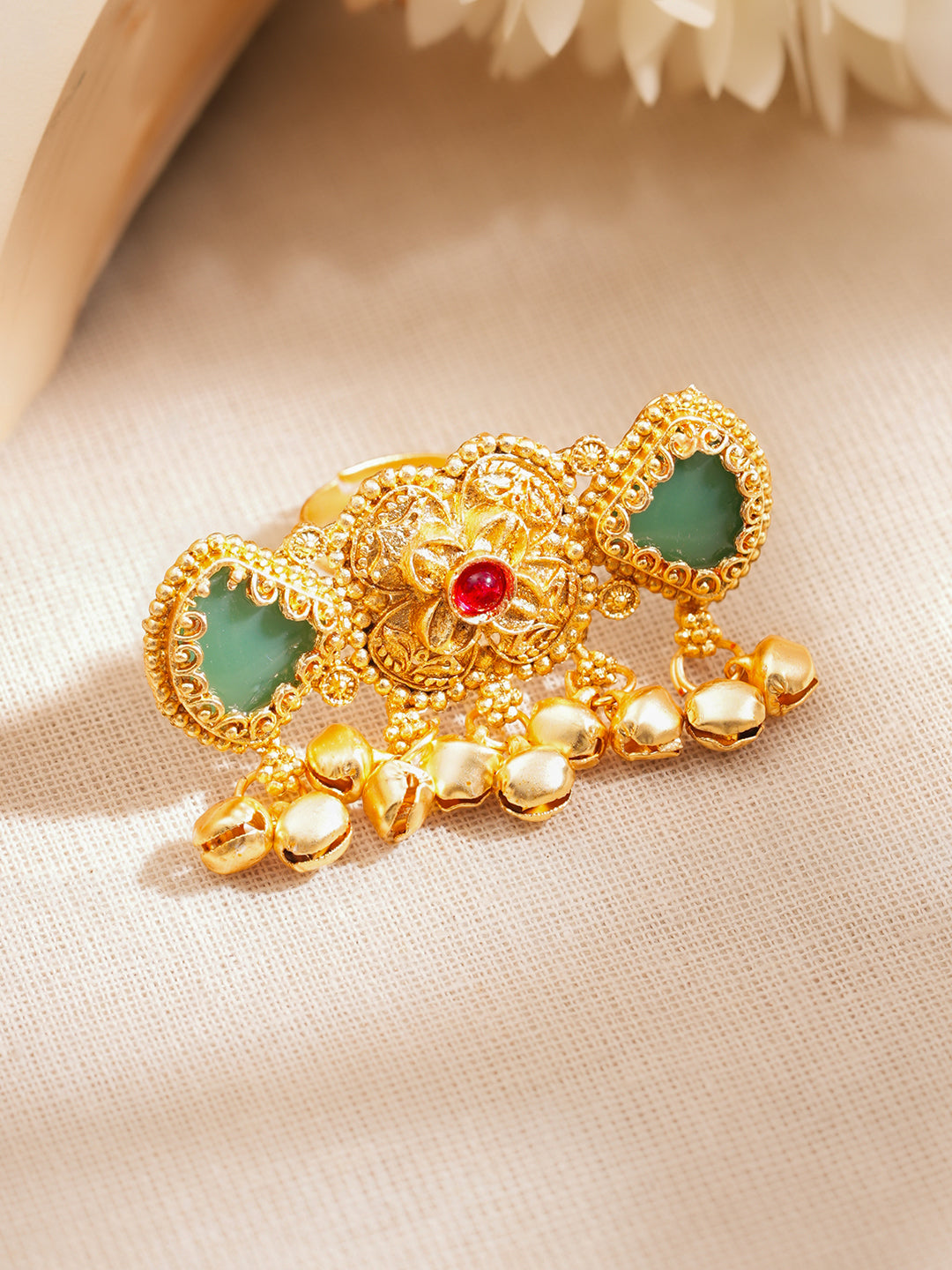 【Rubans】 Gold Plated Kundan Emerald Green Ring With Ghungroo Drops｜ゴールドメッキ クンダン エメラルドグリーン グングルー リング