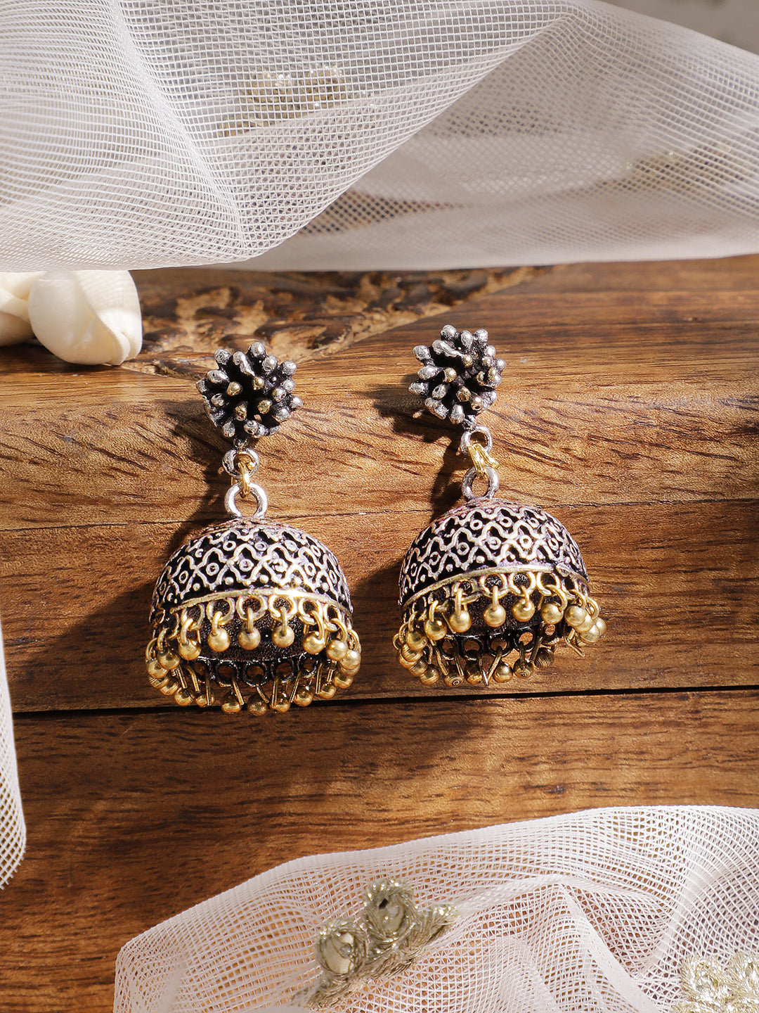 【Rubans】 Oxidized Silver-Plated Dual-Tone Jhumka Earrings with Gold Beaded Drops｜オキシダイズドシルバー デュアルトーン ジュムカイヤリング ゴールドビーズドロップ