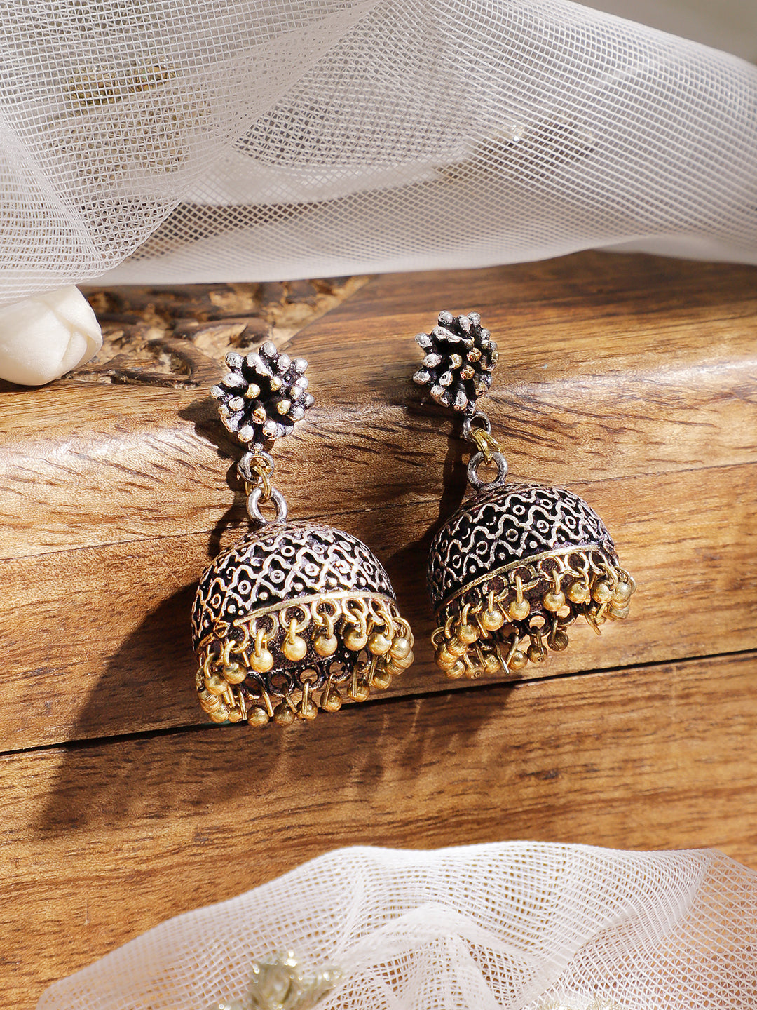 【Rubans】 Oxidized Silver-Plated Dual-Tone Jhumka Earrings with Gold Beaded Drops｜オキシダイズドシルバー デュアルトーン ジュムカイヤリング ゴールドビーズドロップ