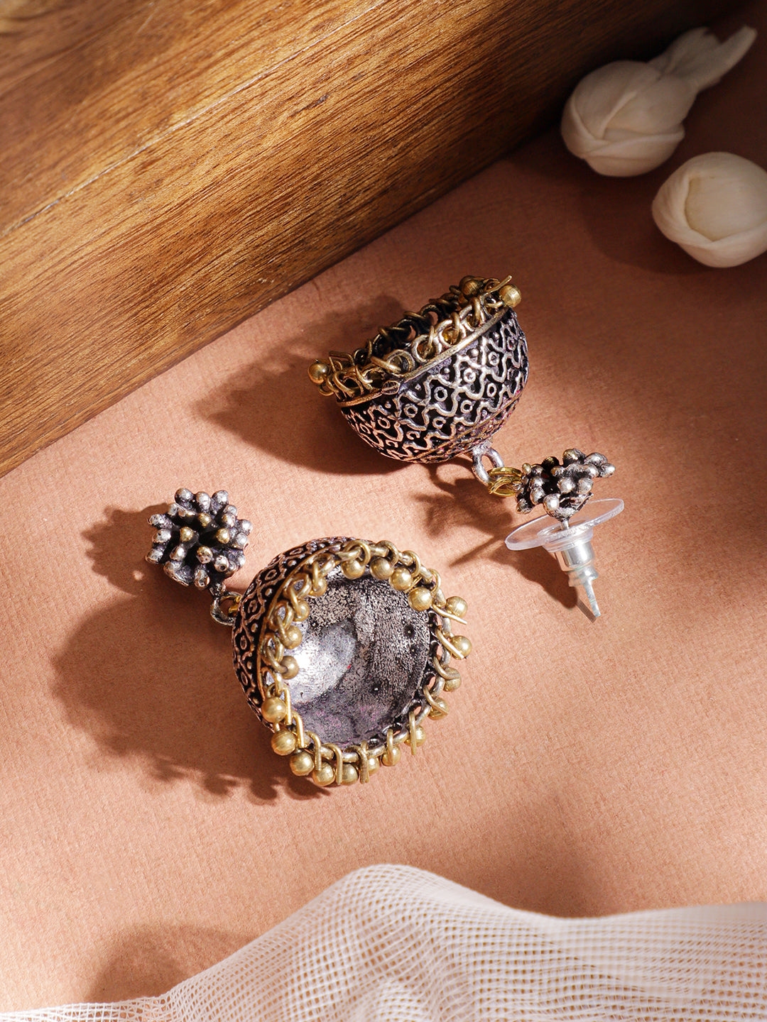 【Rubans】 Oxidized Silver-Plated Dual-Tone Jhumka Earrings with Gold Beaded Drops｜オキシダイズドシルバー デュアルトーン ジュムカイヤリング ゴールドビーズドロップ