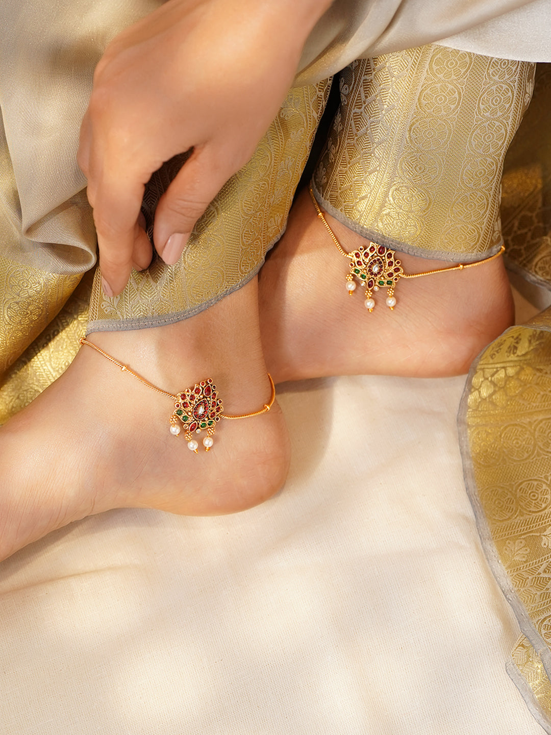 Ruby Pink Studded Gold Toned Pearl Anklet フリーサイズ