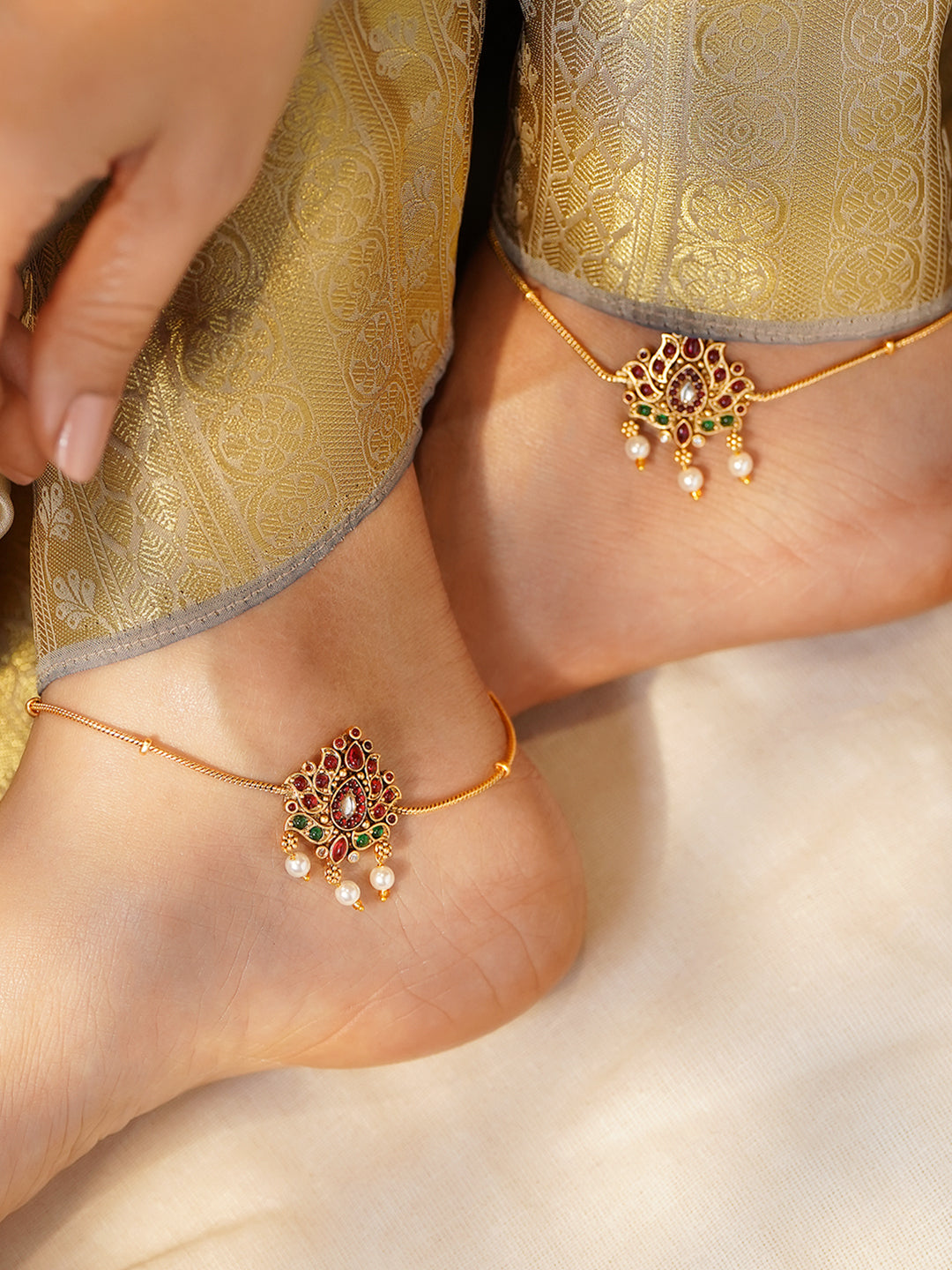 Ruby Pink Studded Gold Toned Pearl Anklet フリーサイズ