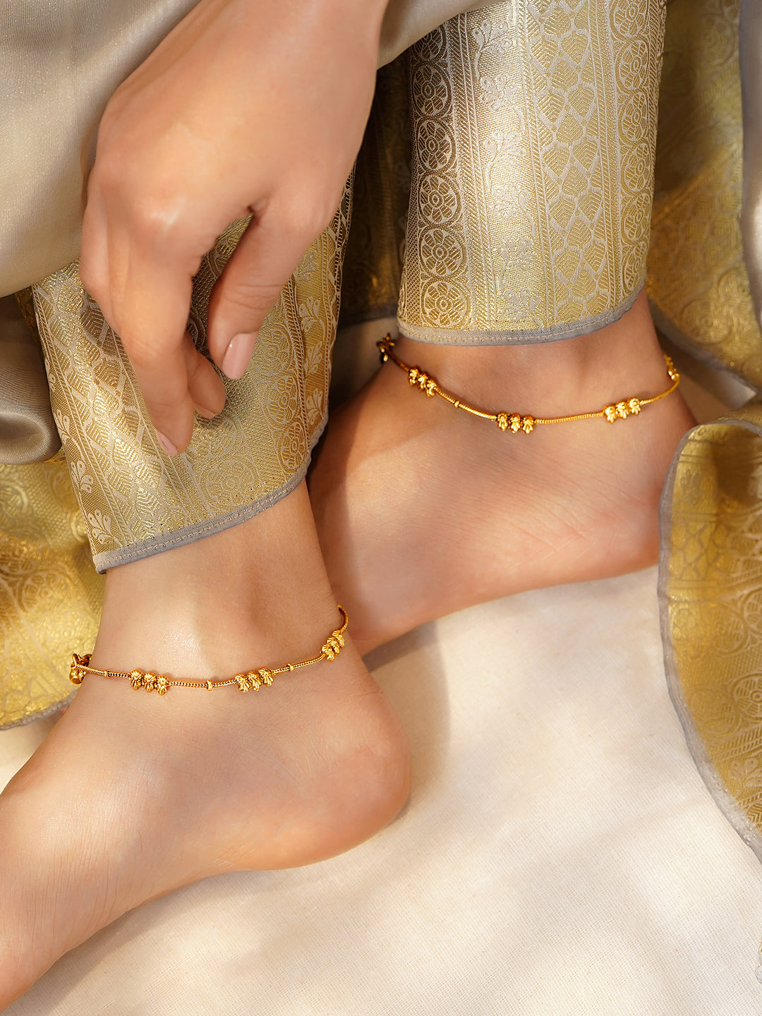 Gold Toned Anklet With Textured Beads フリーサイズ