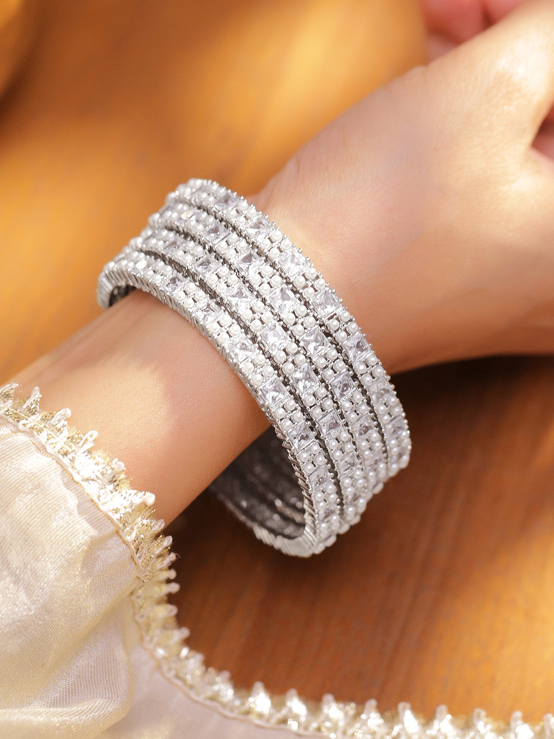 Crystal Studded White Bangles Set Of 4 フリーサイズ