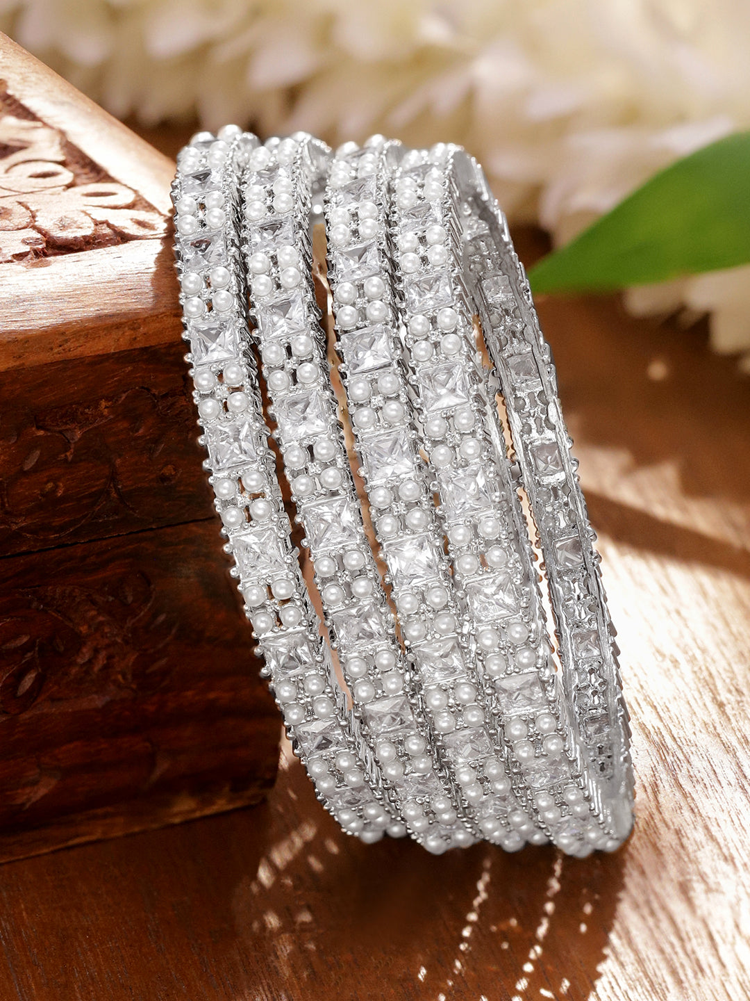Crystal Studded White Bangles Set Of 4 フリーサイズ